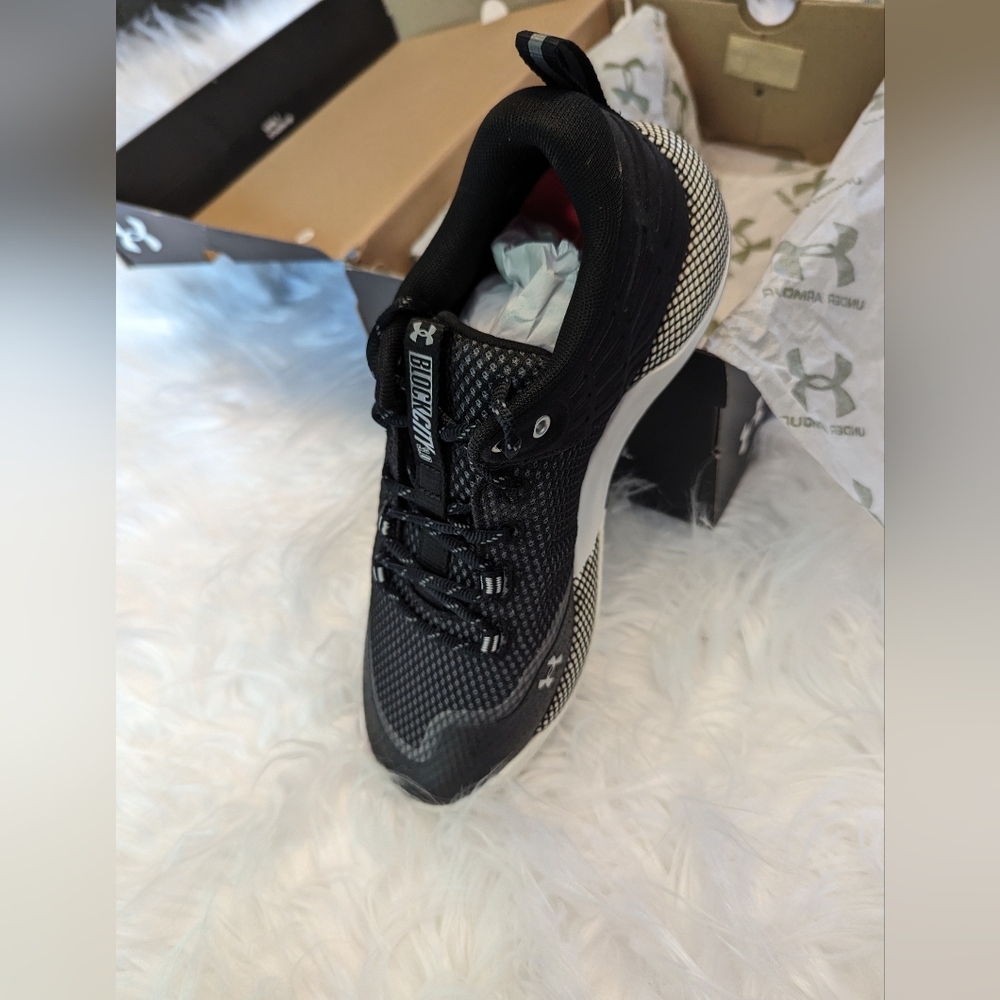 Women's size 10.5 Under Armour HOVR Block City VOLLEYBALL /BASKETBALL Brand New